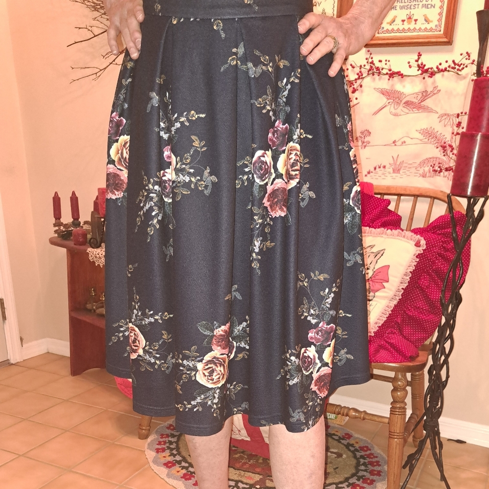 NWOT Dark Navy floral pleated zip back skirt by Shein. Womens Size Small.